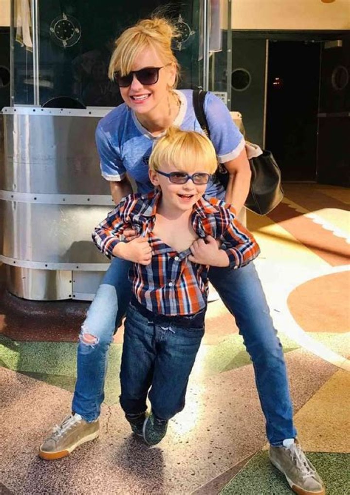 Anna Faris' Son: A Deep Dive into Family Life and Parenting